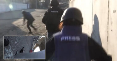 Döbbenetes felvételek, amin brit újságírókat rajtaütés ér, és több lövés el is találja őket Ukrajnában