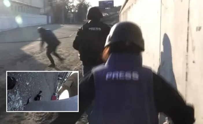 Döbbenetes felvételek, amin brit újságírókat rajtaütés ér, és több lövés el is találja őket Ukrajnában 1