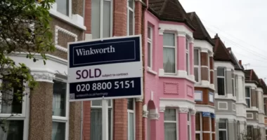 Zuhannak az ingatlan árak Nagy-Britanniában – 14 éve nem estek ilyen ütemben (friss adatok)