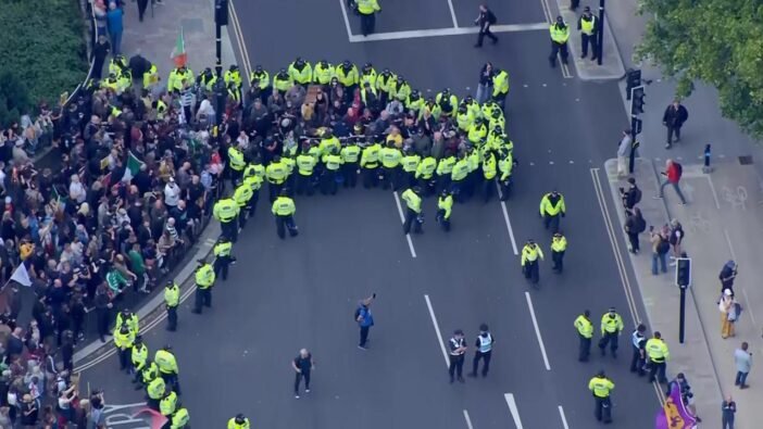 Tüntetések és összecsapások menekültszállodák körül: egyre nagyobb a feszültség a migránsok miatt