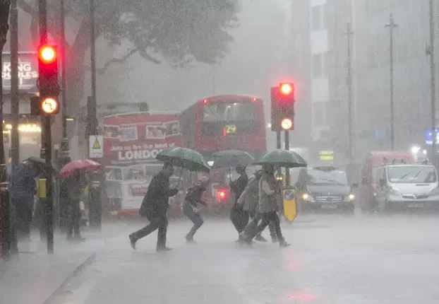 Nyári meleg és 26 fok után jön a drasztikus lehűlés és viharok az Egyesült Királyságban