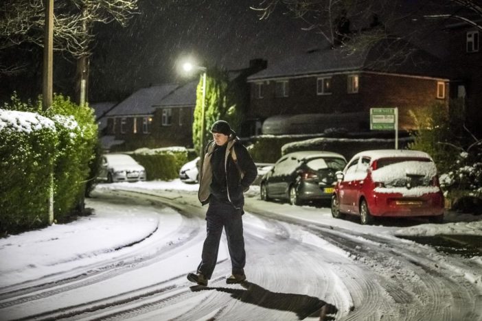 Ítéletidő és hóban elakadt járművek százai Nagy-Britannia egyik felén (fotókkal) 3