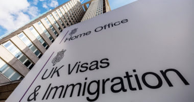 Több, mint 20,000 embernek NEM adtak ki információt a tartózkodási engedély megszerzéséhez Nagy-Britanniában