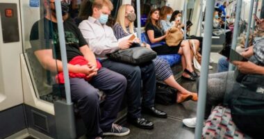 Mától újabb enyhítés lép életbe a teljesen beoltottaknak Nagy-Britanniában