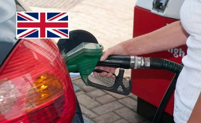 Nagyszerű hír az autósoknak: tovább esik az üzemanyag ára Nagy-Britanniában, 2 éve nem volt ilyen olcsó
