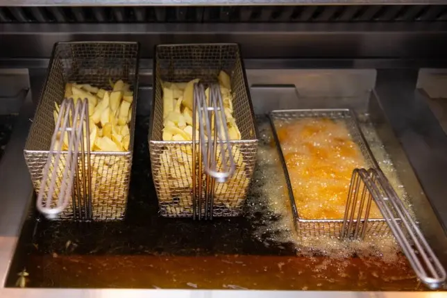 Csirkések, fish and chips-ek és sarki hamburgeresek ezrei zárhatnak be Nagy-Britanniában rövid időn belül az étolajválság miatt 5