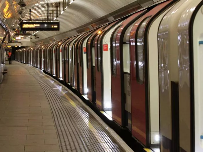 Holttestet találtak a síneken London egyik legforgalmasabb metrómegállójánál