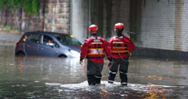 Hatalmas vihar és esőzés volt Nagy-Britannia egyes részein: több helyen utcák váltak járhatatlanná, akkora áradás volt