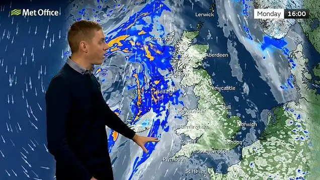 400 mérföld széles vihar ér az Egyesült Királyság fölé 2 hétig tartó esőzéseket hozva 4