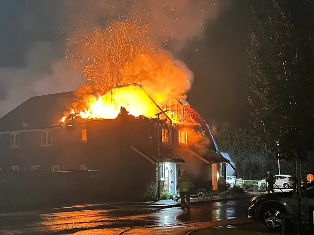 „Hatalmas robbanás volt”: Villám csapott egy házba Dél-Angliában, azonnal lángra lobbantva a felső szintet 5