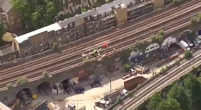 Három ember holttestét találták meg a síneken Dél-Londonban