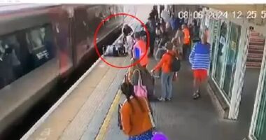 Egészen döbbenetes jelenet – centiken múlt egy 3 hónapos kisbaba élete Angliában