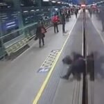 Megbotlott és mozgó vonatnak esett egy férfi az egyik állomáson Londonban – centiken múlt az élete