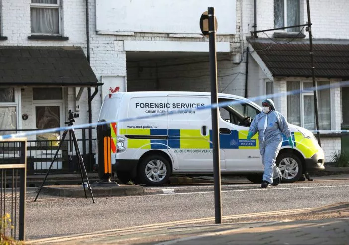 Fejen lőttek egy szüleivel sétáló 13 éves gyereket Londonban 2
