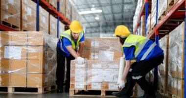 Fontos új jogszabályváltozások a fizetések és a munkaórák kapcsán, amik sok angliai magyart is érintenek