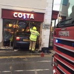 Kávézóban ücsörgő emberek közé csapódott egy autó Angliában Karácsonykor