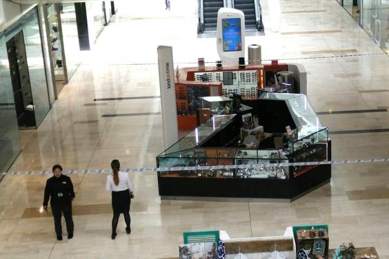 Ketten késeltek meg egy férfit London bevásárlóközpontjában, mindenki szeme láttára 2