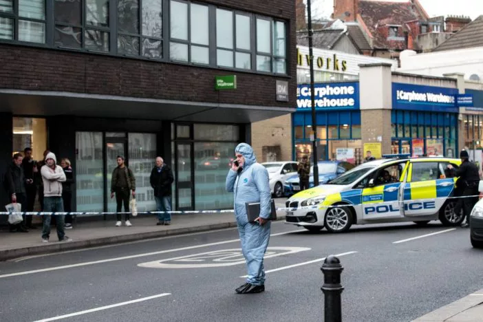 Újabb 2 fiatalt késeltek meg a nyílt utcán Londonban: az egyiket otthonától kergették a metróig 4