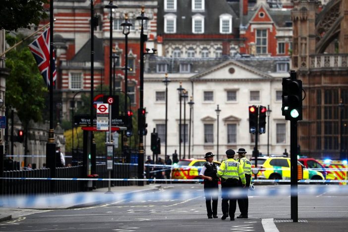 Újabb támadás történt Londonban: a Parlamentnél ismét emberek közé hajtott egy férfi kocsival 3
