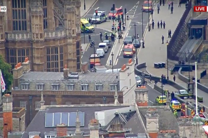 Újabb támadás történt Londonban: a Parlamentnél ismét emberek közé hajtott egy férfi kocsival 4