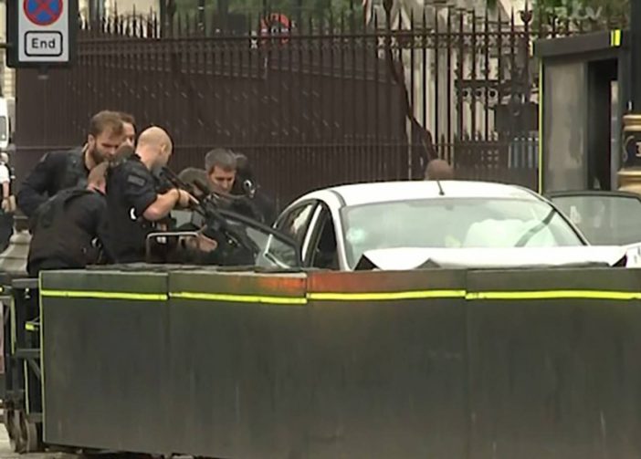 Újabb támadás történt Londonban: a Parlamentnél ismét emberek közé hajtott egy férfi kocsival 2