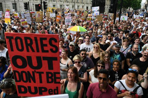 Többezres tüntetés Londonban: a brit miniszterelnök lemondását követelte a tömeg 6