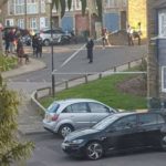 Egy fiatal srácot fényes nappal lőttek le az utcán, egy másikat pedig leszúrtak Londonban