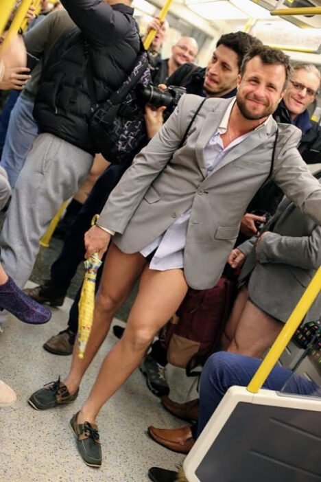 Ilyen volt a "nadrág nélkül metrózás napja" Angliában 2026-ban