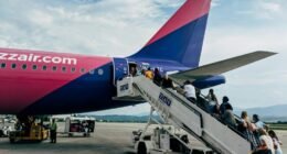 Csak neveket olvastak fel, aztán utasokat hagyott ott a Wizz Air budapesti járata