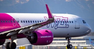 Újabb vizsgálat indult a Wizz Air ellen: több utas is panaszkodott, hogy az online jegyvásárlásnál extra díjak kifizetésére kényszerít a rendszer