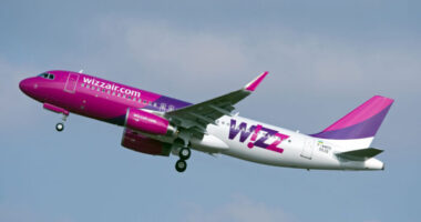 A repülő utasterében, felszállás közben vizelt egy részeg magyar utas a Wizz Air egyik budapesti járatán 32