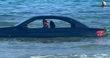 A tengerben kötött ki egy BMW Angliában, és még az utasok is benne voltak