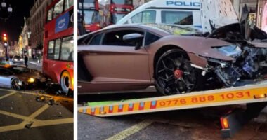 Emeletes busz ütközött egy méregdrága Lamborghinivel London belvárosában – a sportkocsi ripityára tört