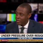Élő TV adásban mondott le Boris Johnson kormányának egy újabb kulcsembere és felszólította a miniszterelnököt, hogy mondjon le