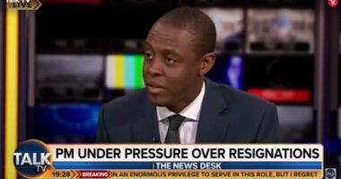 Élő TV adásban mondott le Boris Johnson kormányának egy újabb kulcsembere és felszólította a miniszterelnököt, hogy mondjon le