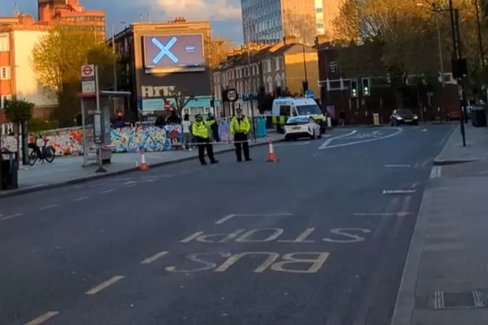 Fényes nappal, a nyílt utcán késeltek halálra egy nőt Dél-Londonban 4