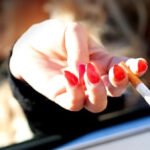1500 fontra büntettek egy nőt Angliában, mert kidobott egy cigarettát a kocsi ablakán