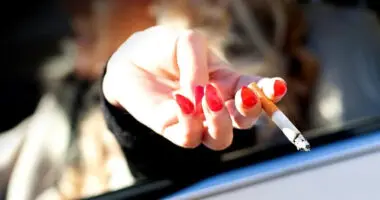 1500 fontra büntettek egy nőt Angliában, mert kidobott egy cigarettát a kocsi ablakán