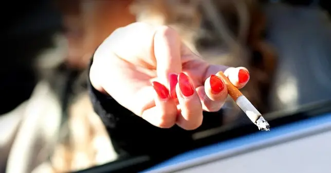 1500 fontra büntettek egy nőt Angliában, mert kidobott egy cigarettát a kocsi ablakán 1