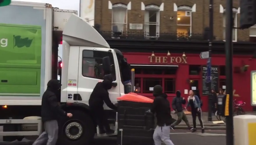 Utcai zavargás tört ki Londonban: borogattak, gyújtogattak, utakat torlaszoltak el 4