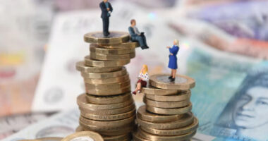 Napokon belül újabb £300 érkezik milliók bankszámlájára Nagy-Britanniában