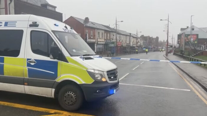 Az utcán késelt halálra egy férfit, két másik személyt pedig súlyosan megsebesített egy fiatal srác Angliában, Birmingham városában 3