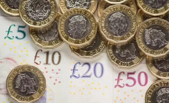 6 millióan kapnak mától 150 font támogatást a megnövekedett megélhetési költségeikre Nagy-Britanniában 1