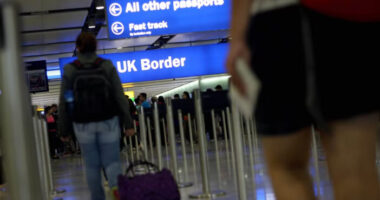 Megdöbbentő új bevándorlási adatok Nagy-Britanniában: tömegesen mentek el az EU állampolgárok, és még így is rekordszámú bevándorló érkezett