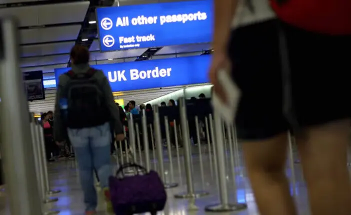 Megdöbbentő új bevándorlási adatok Nagy-Britanniában: tömegesen mentek el az EU állampolgárok, és még így is rekordszámú bevándorló érkezett 3
