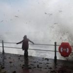 Az Ophelia vihar elérte a brit és ír partokat és már két halálos áldozata van