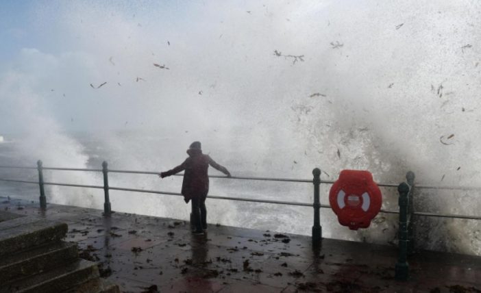 Az Ophelia vihar elérte a brit és ír partokat és már két halálos áldozata van 2